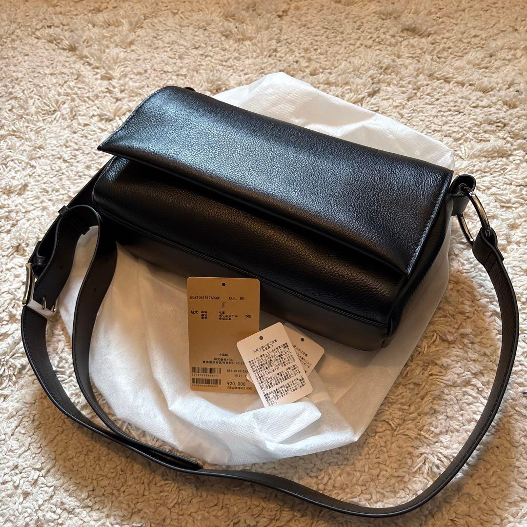 BEARDSLEYレザーボディーバッグ