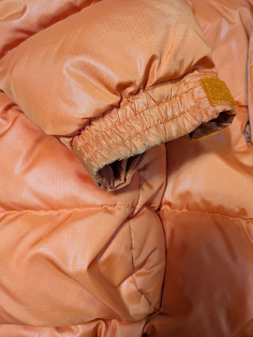 オレンジ フード付き ダウンジャケット