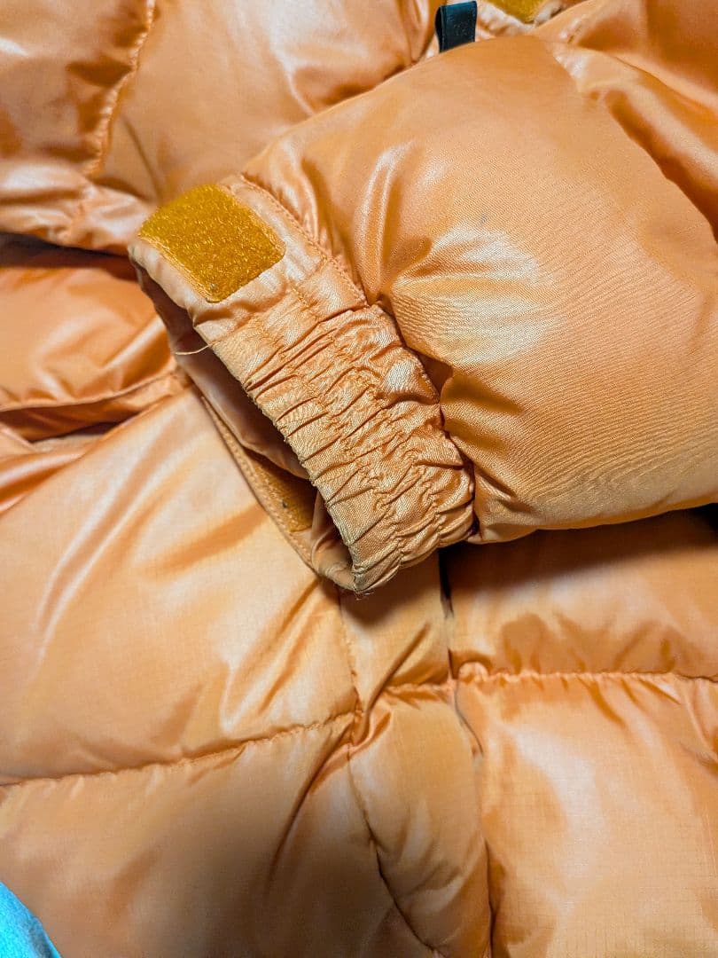 オレンジ フード付き ダウンジャケット