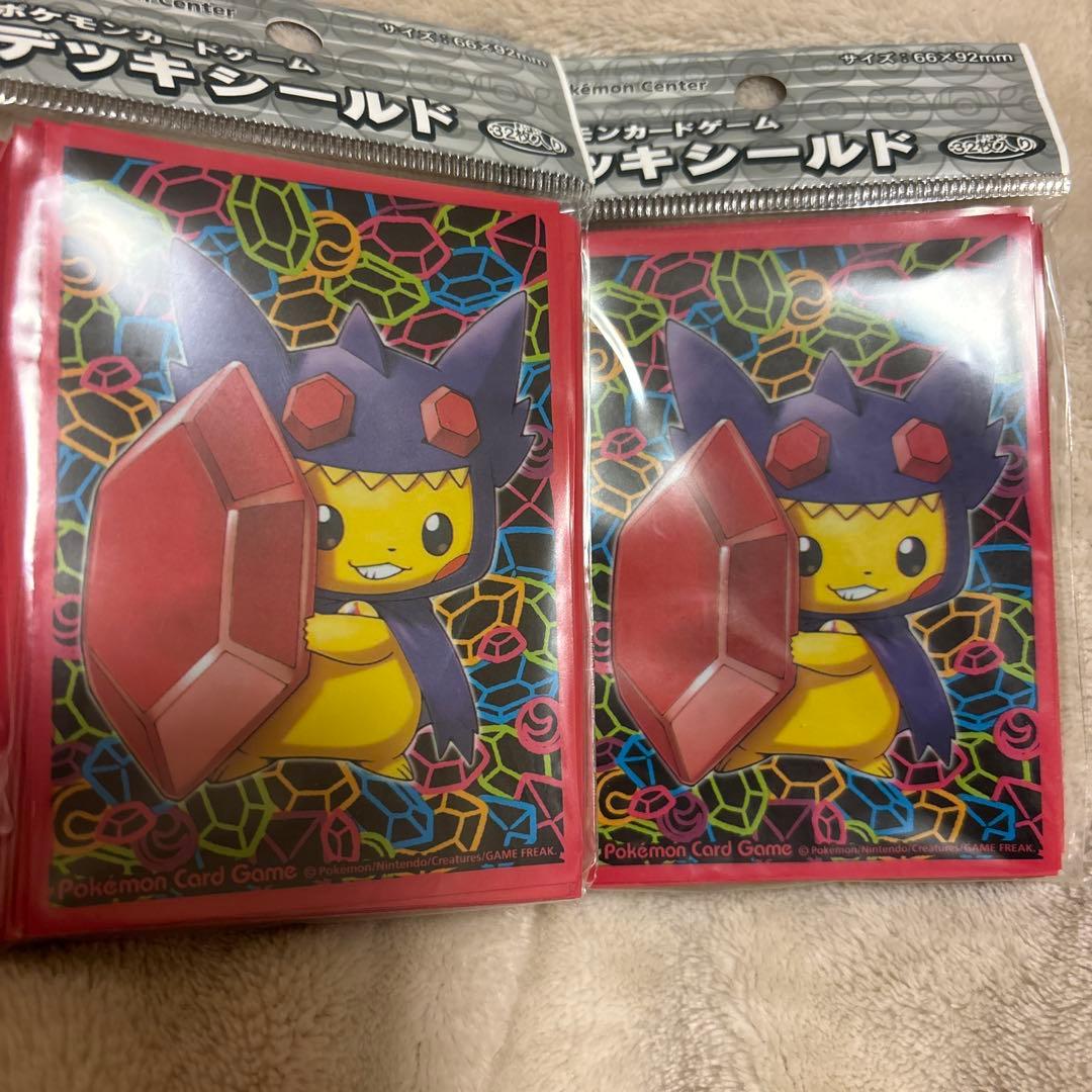 ポケモンセンター限定 スリーブ　メガヤミラミのポンチョを着たピカチュウ