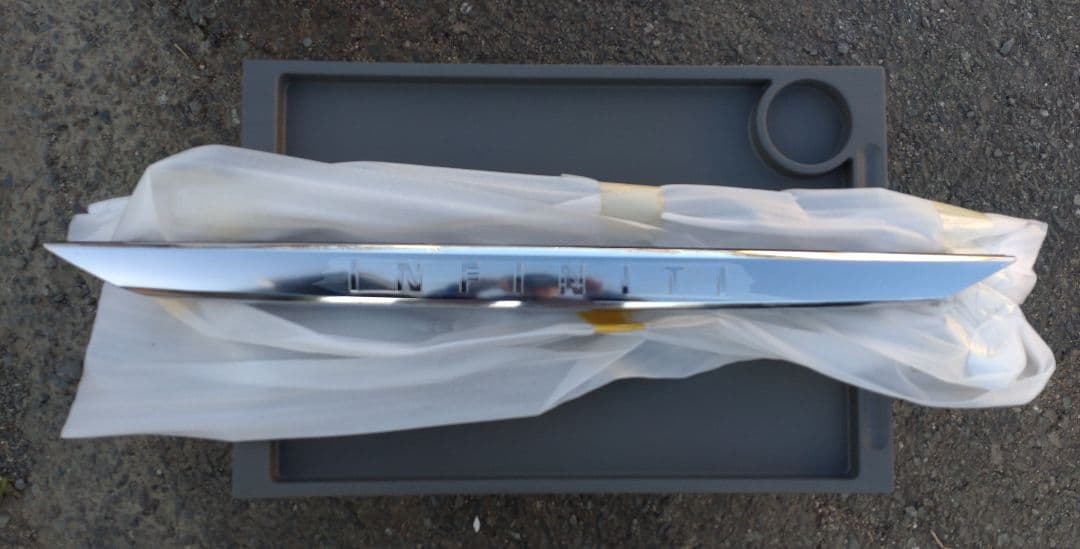 車種不明!! 謎のINFINITI バンパーガーニッシュ 純正 未使用