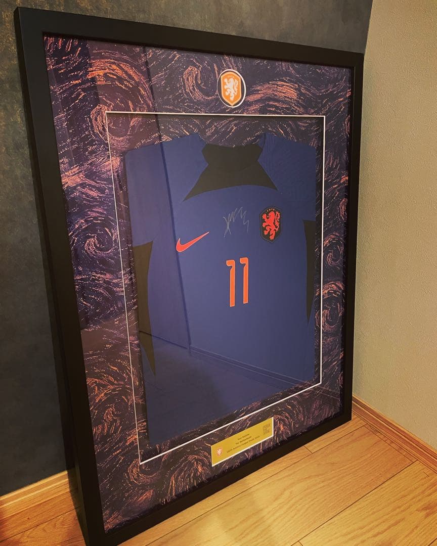 シャビシモンズ直筆サイン入りユニ(額縁付)Xavi Simons証明書