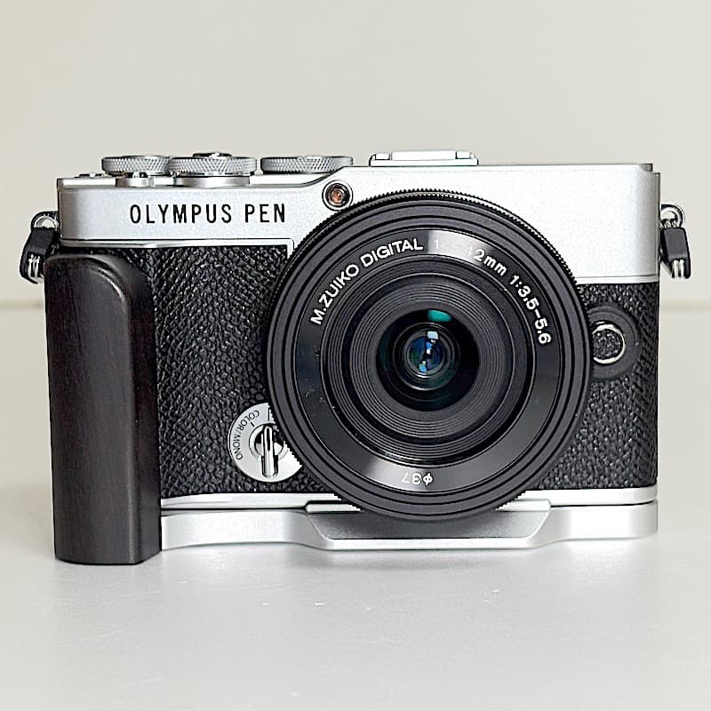 も*く様 新品同様オリンパスPEN E-P7ダブルズームキット＋注目希少L型グリ