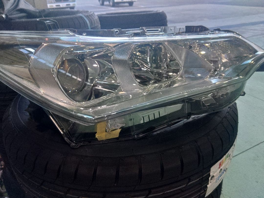 アクシオ　右ヘッドライト