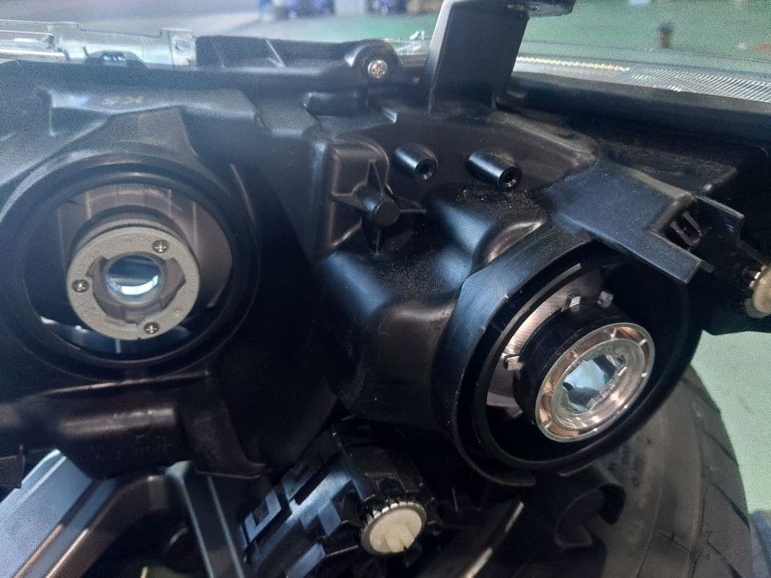 アクシオ　右ヘッドライト