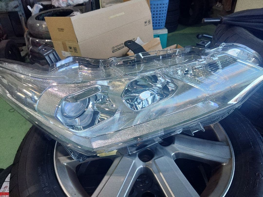 アクシオ　右ヘッドライト