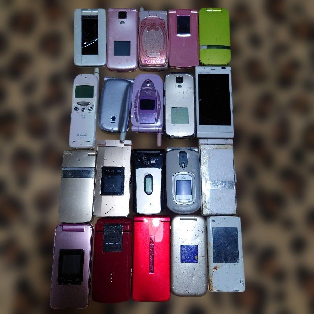 ひ*ろ様 ガラケー 携帯電話 おまとめ 20台☆ 動作未確認 ジャンク