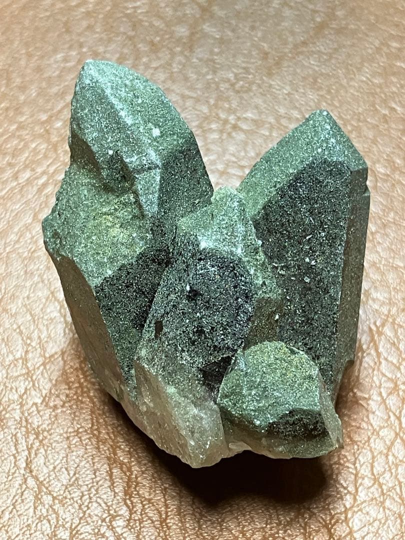 激レア　ガウリシャンカールクローライトオンスモーキークオーツクラスター　約63g