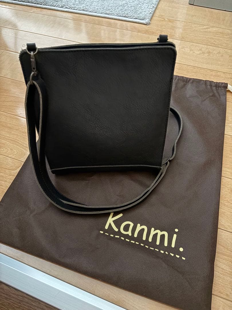 Kanmi. ペーパーショルダーバック BLACK