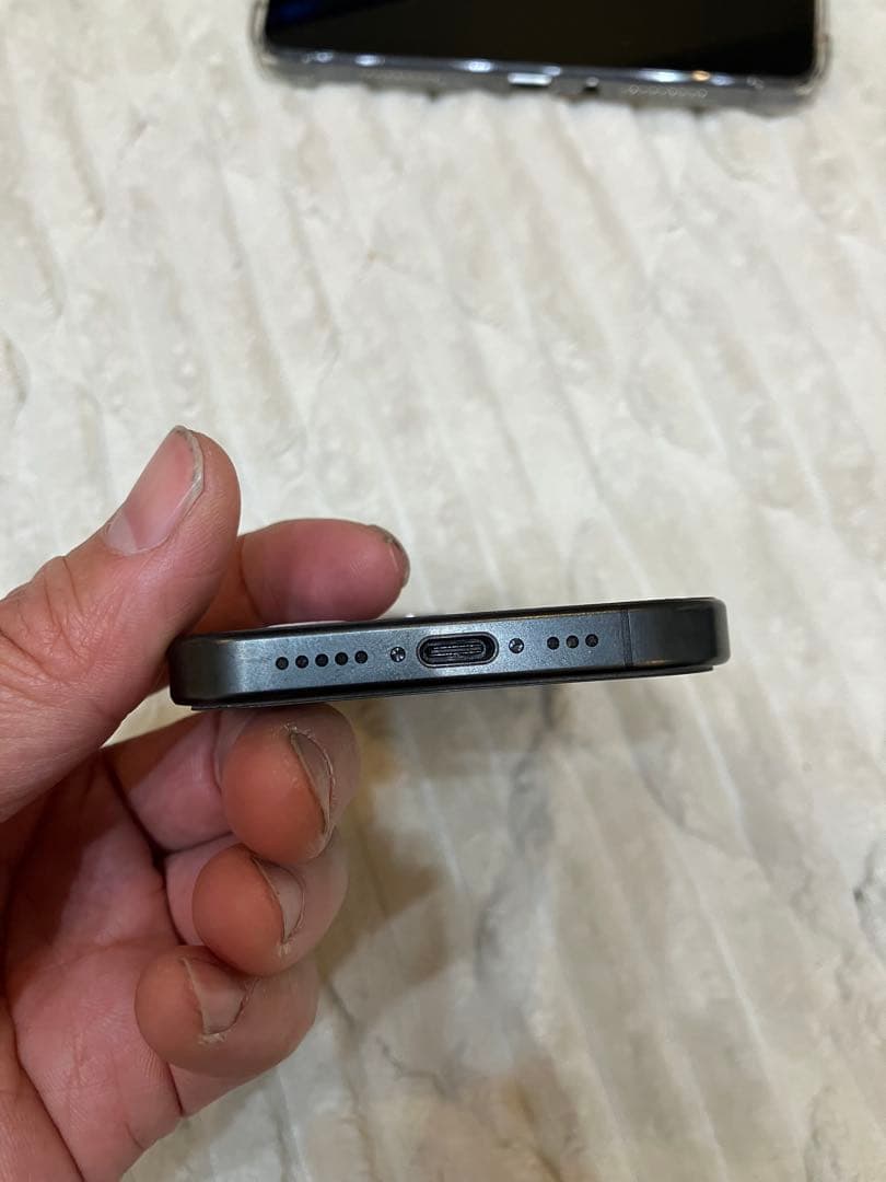 iPhone 15 Pro バッテリー100% ブラックチタニウム