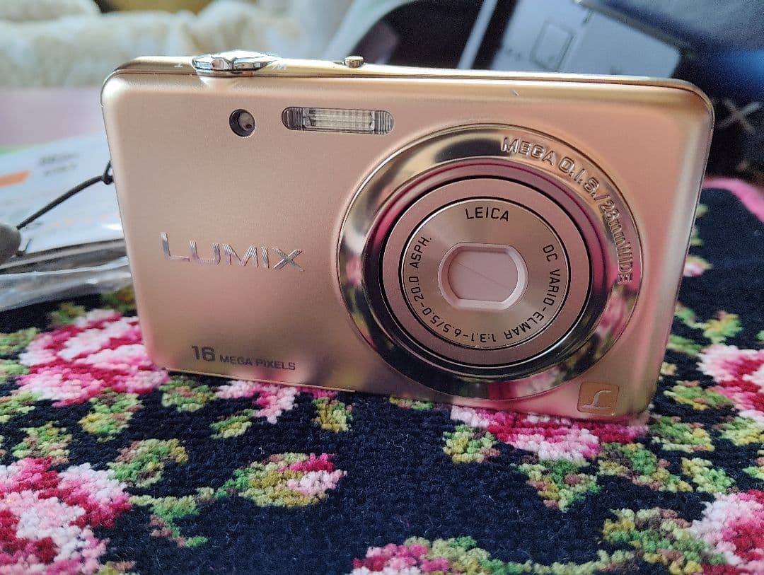 美品　Panasonic LUMIX FH7 デジカメゴールドセット　おまけ付き