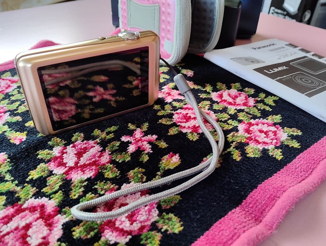 美品　Panasonic LUMIX FH7 デジカメゴールドセット　おまけ付き