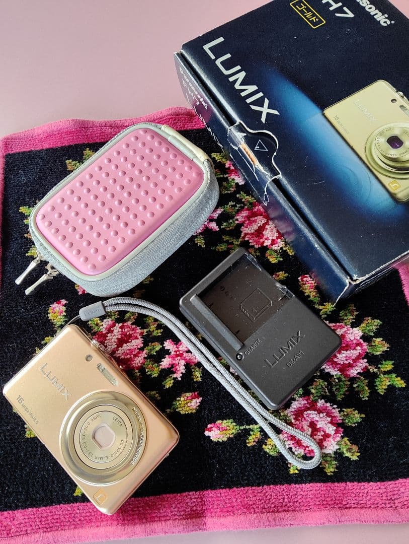 美品　Panasonic LUMIX FH7 デジカメゴールドセット　おまけ付き