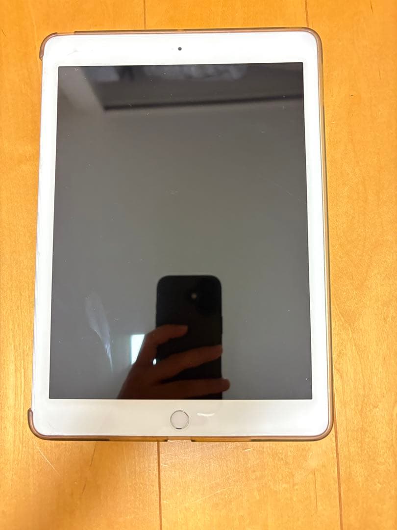 Apple iPad シルバー　第6世代　ガラスフィルム付き！