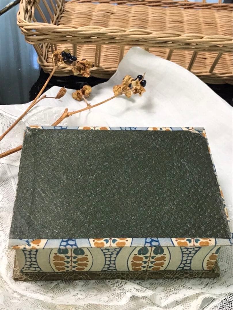 フランスアンティーク　愛らしい猫さんたちのbox