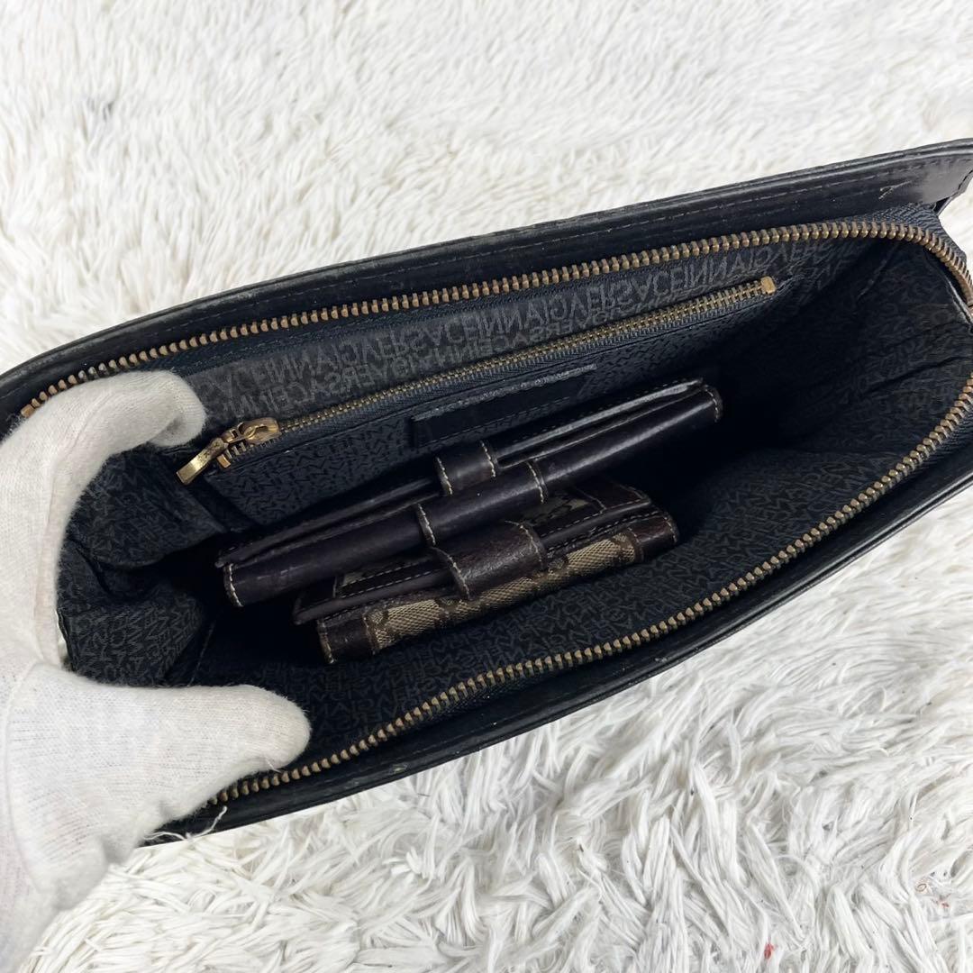 美品 GIANNI VERSACE レザー クラッチバッグ エンボス ファスナー