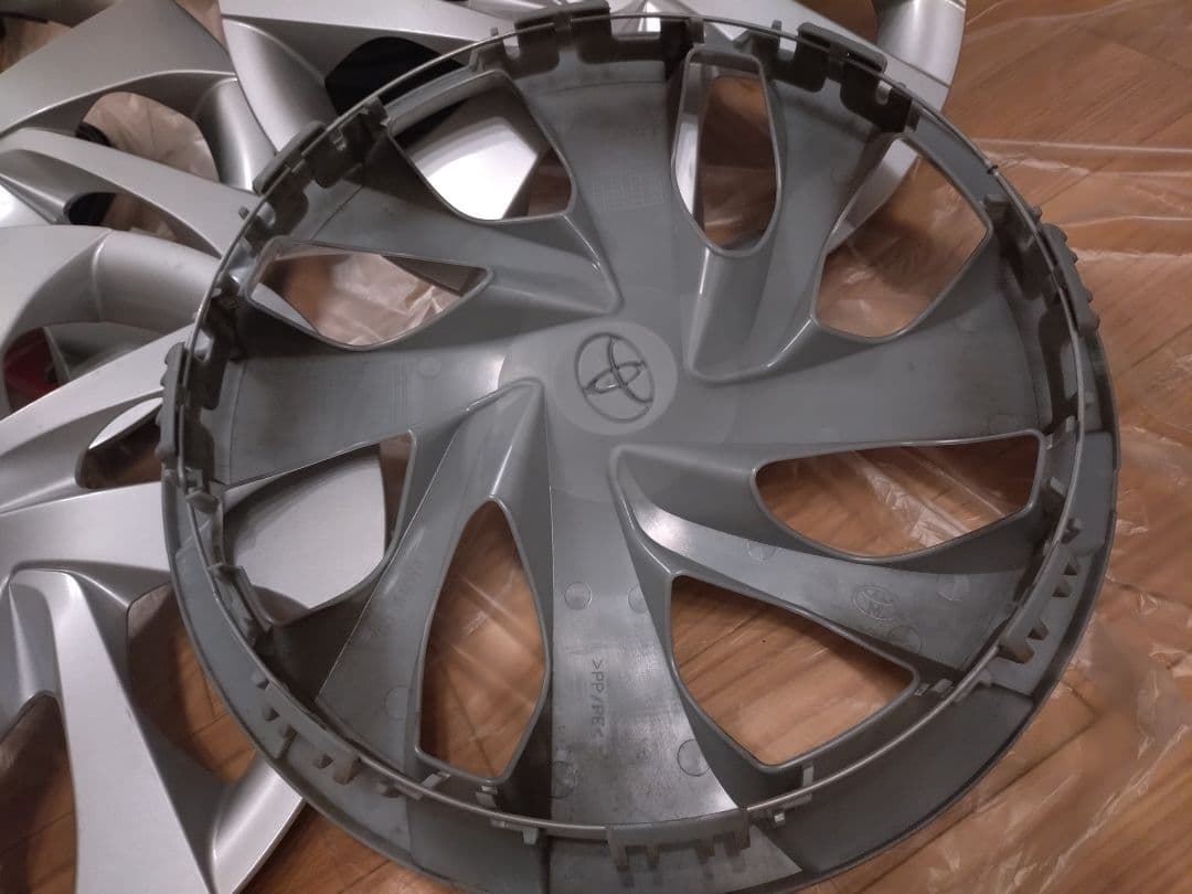 トヨタ ヤリス 純正ホイール ホイールキャップ ナット セット