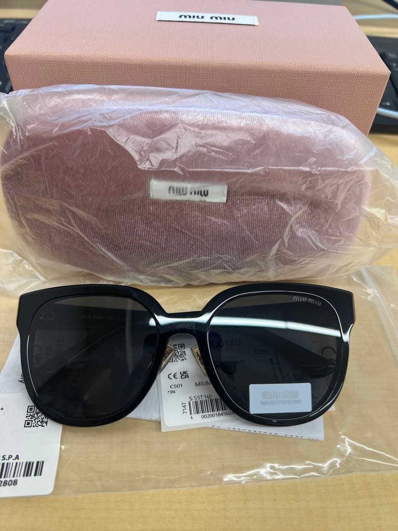 ほぼ新品　Miu Miu ブラック サングラス ケース付き
