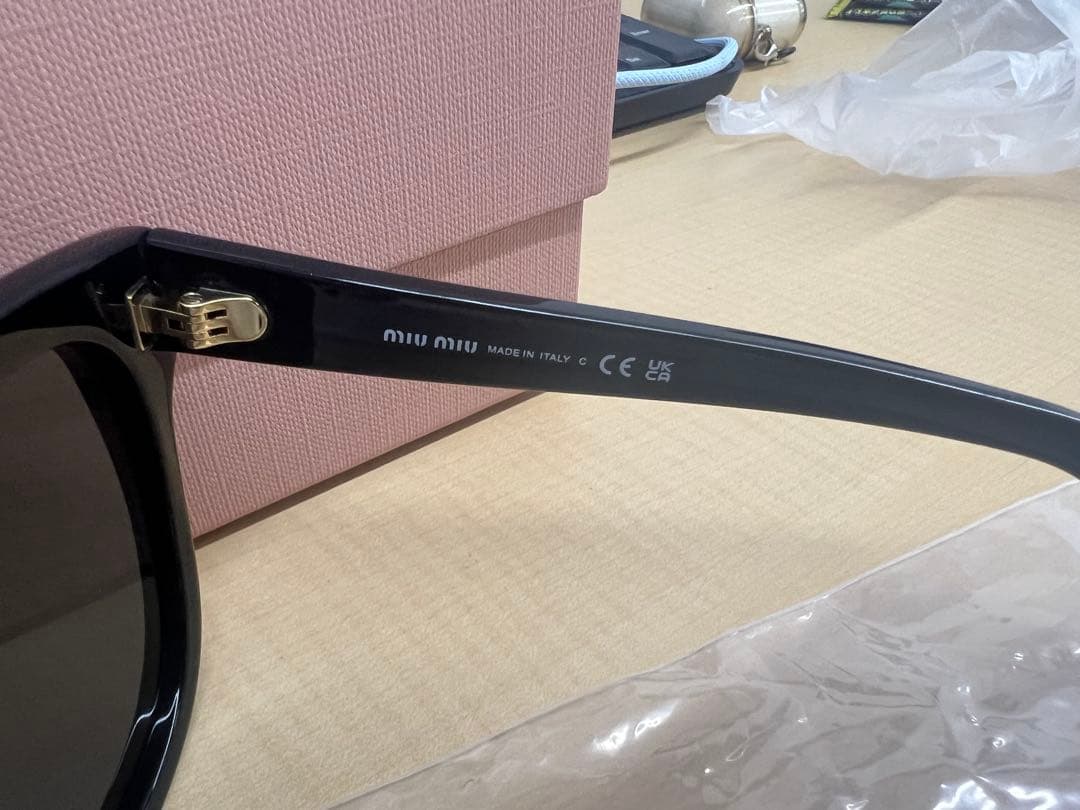 ほぼ新品　Miu Miu ブラック サングラス ケース付き