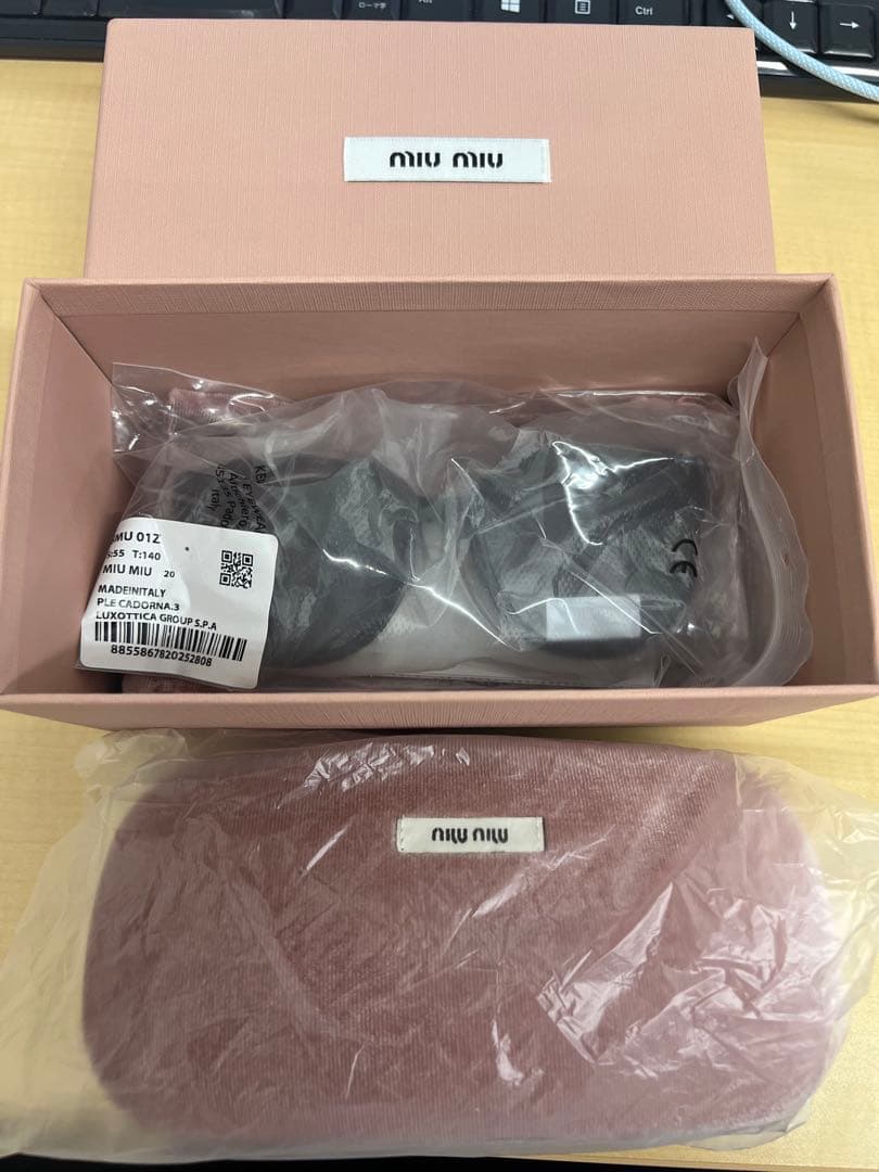 ほぼ新品　Miu Miu ブラック サングラス ケース付き