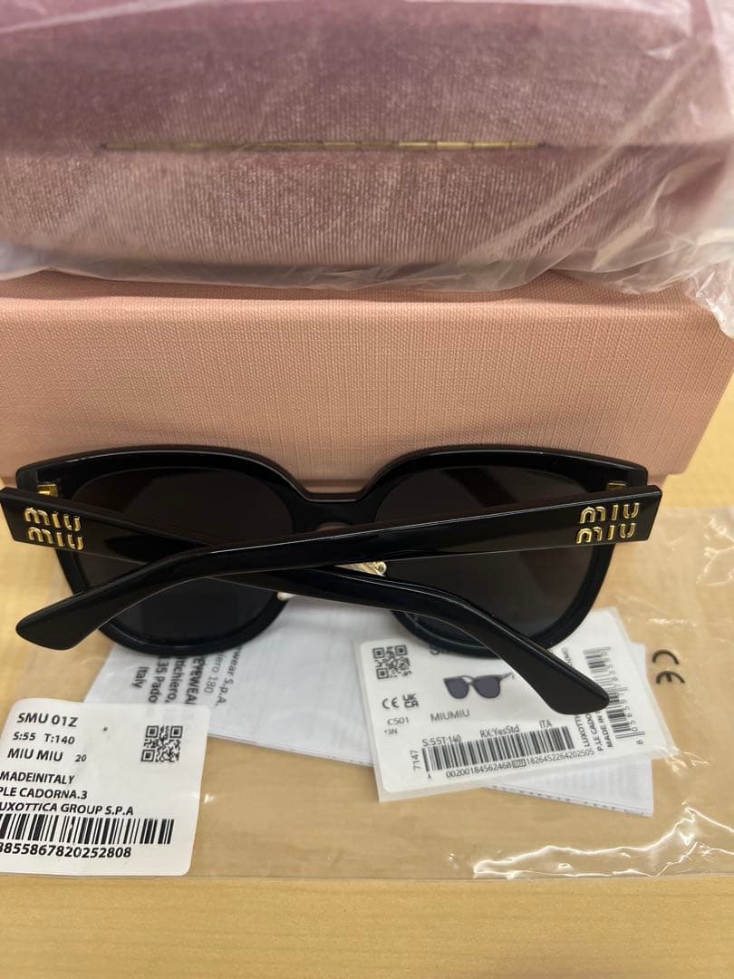 ほぼ新品　Miu Miu ブラック サングラス ケース付き