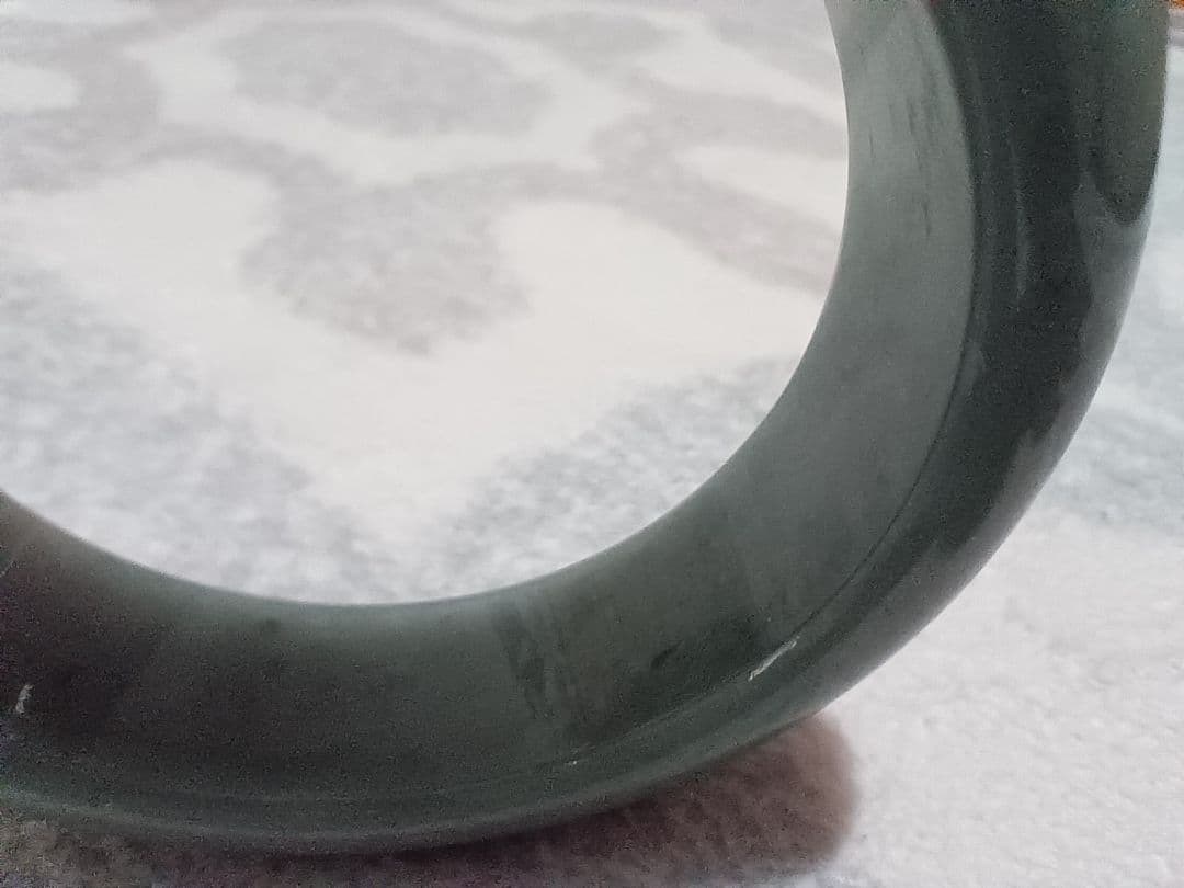 翡翠 緑色のバングル ケース付 中古