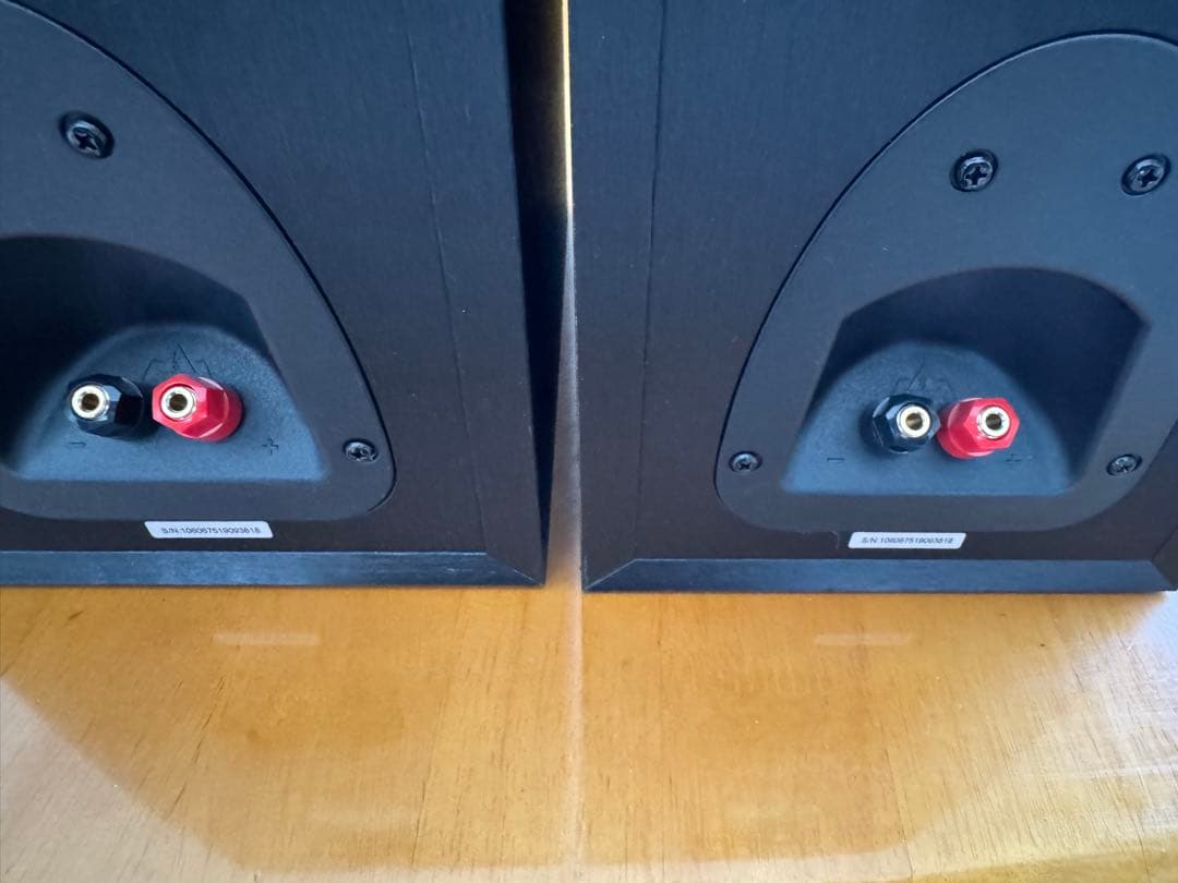 klipsch R-15Mブックシェルスピーカー。