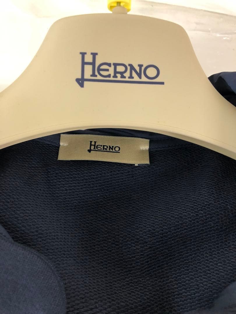 新品タグ付き Herno ヘルノ フード付きネイビーアウター ジャンパー　44