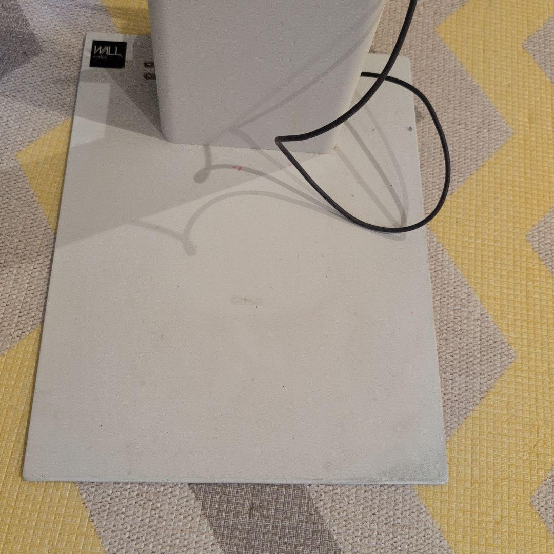 スタンド型ダイソン掃除機立て　充電器付き！ ホワイト