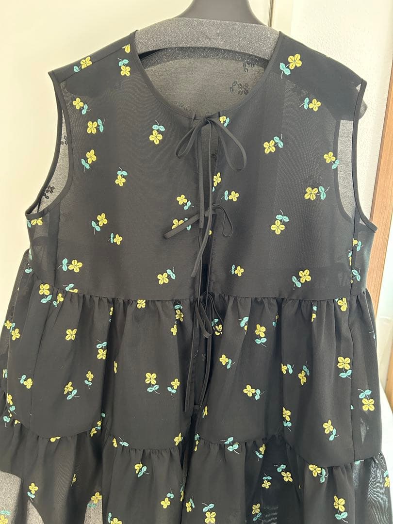 yori ラメクローバーティアードジレ