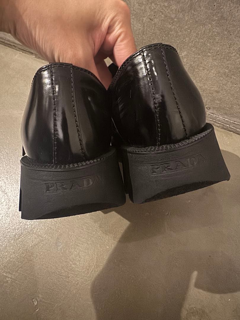 気*マ様 PRADA バックルベルトプラットフォームローファー