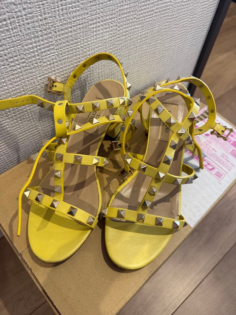 ヴァレンティノ イエロー スタッズ付きサンダル 37 来週11日までの出品
