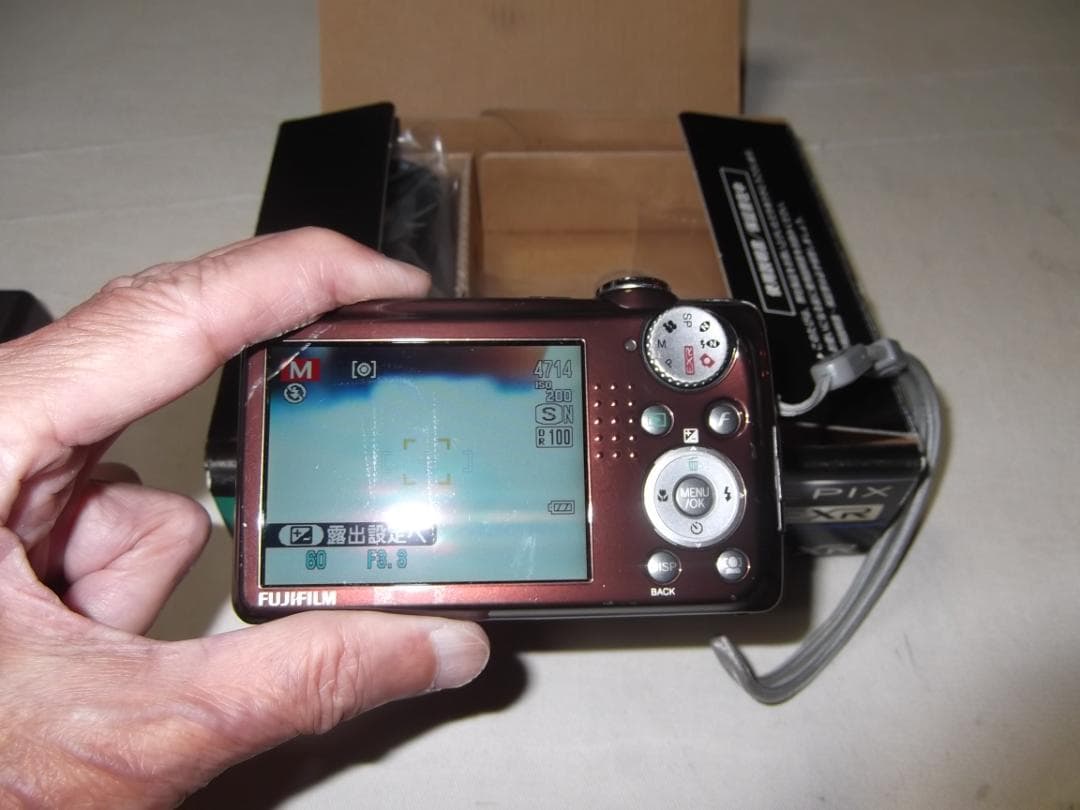 フジフィルムデジカメ　FINEPIX　F70　EXR　BW