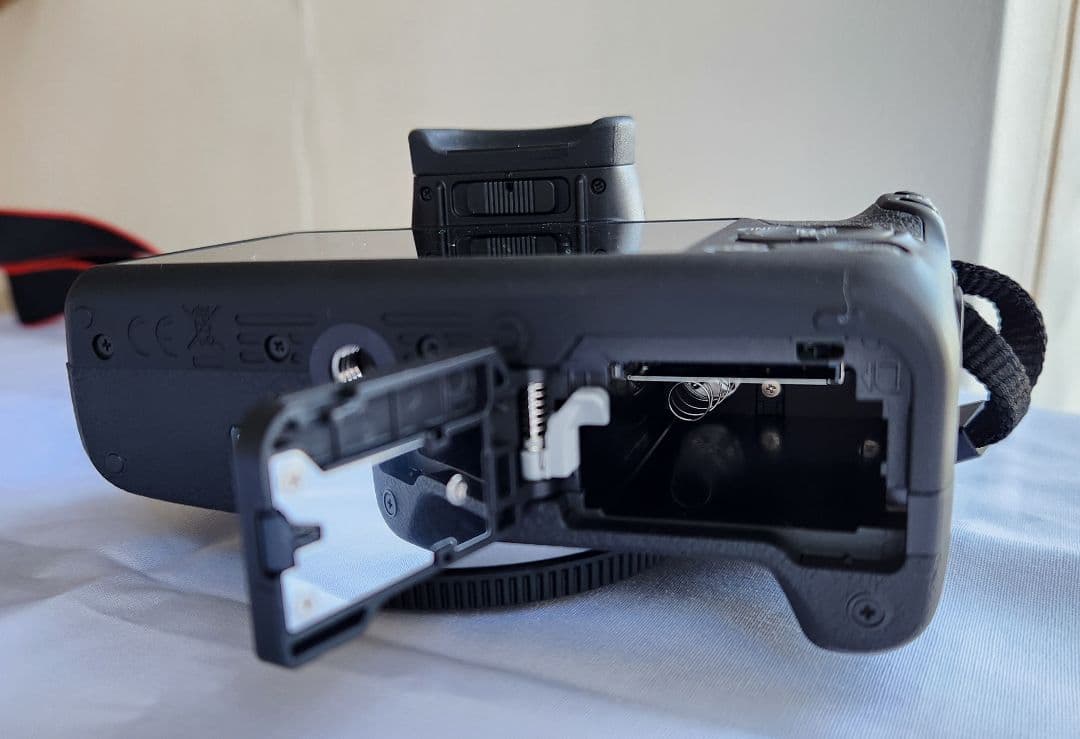 Canon EOS R100 ミラーレス一眼カメラ（レンズクリーニングセット付）