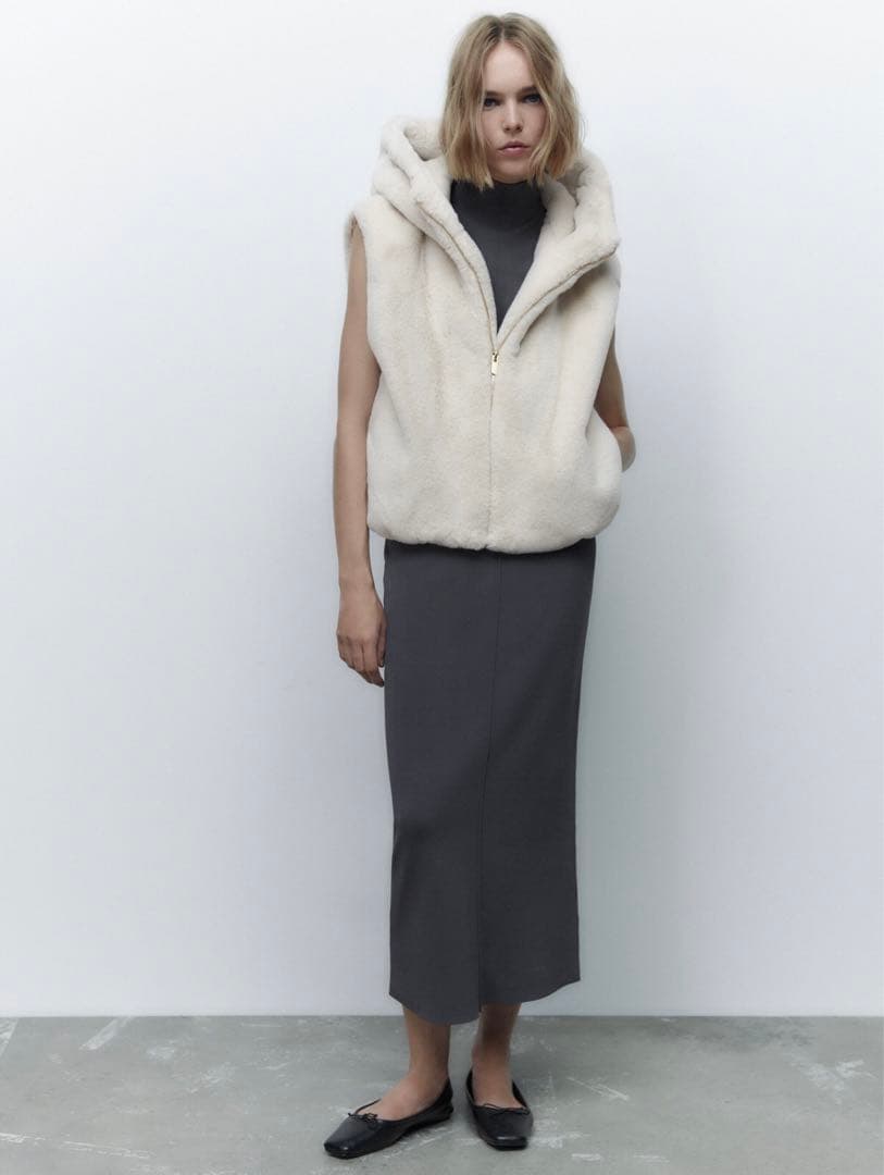 新品 ZARA フード付きフェイクファーベスト Sサイズ