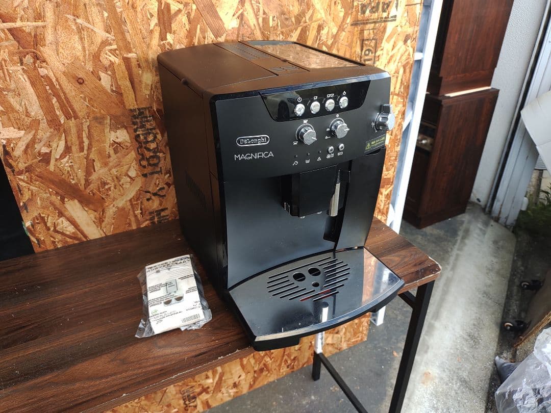 デロンギ全自動エスプレッソマシン マグニフィカSブラック ESAM04110ВН