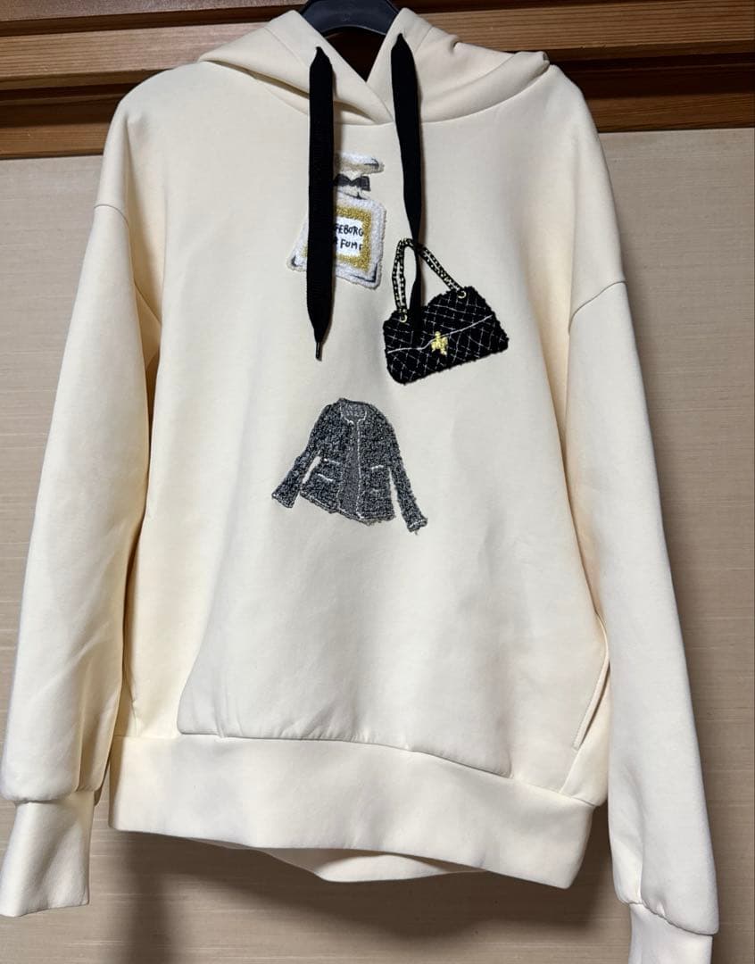 インゲボルグ　シグネチャーモチーフ刺繍フーディ