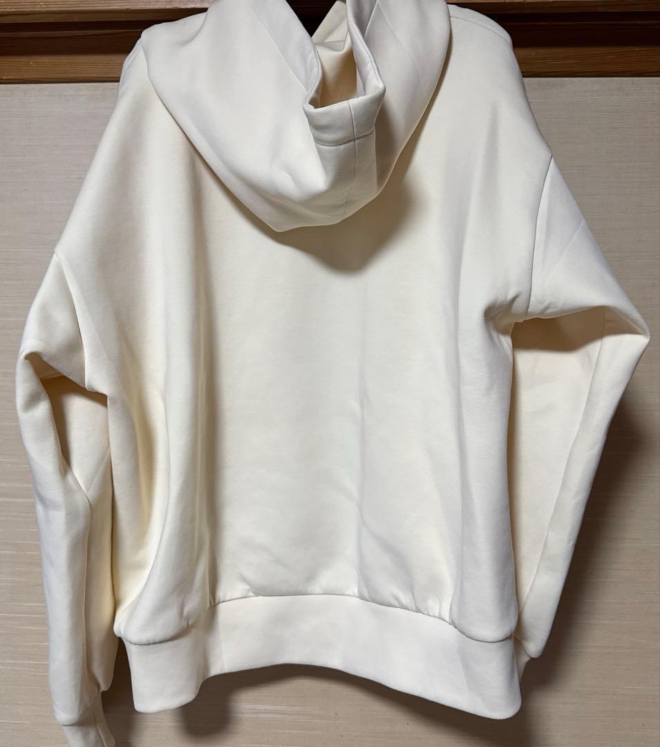 インゲボルグ　シグネチャーモチーフ刺繍フーディ