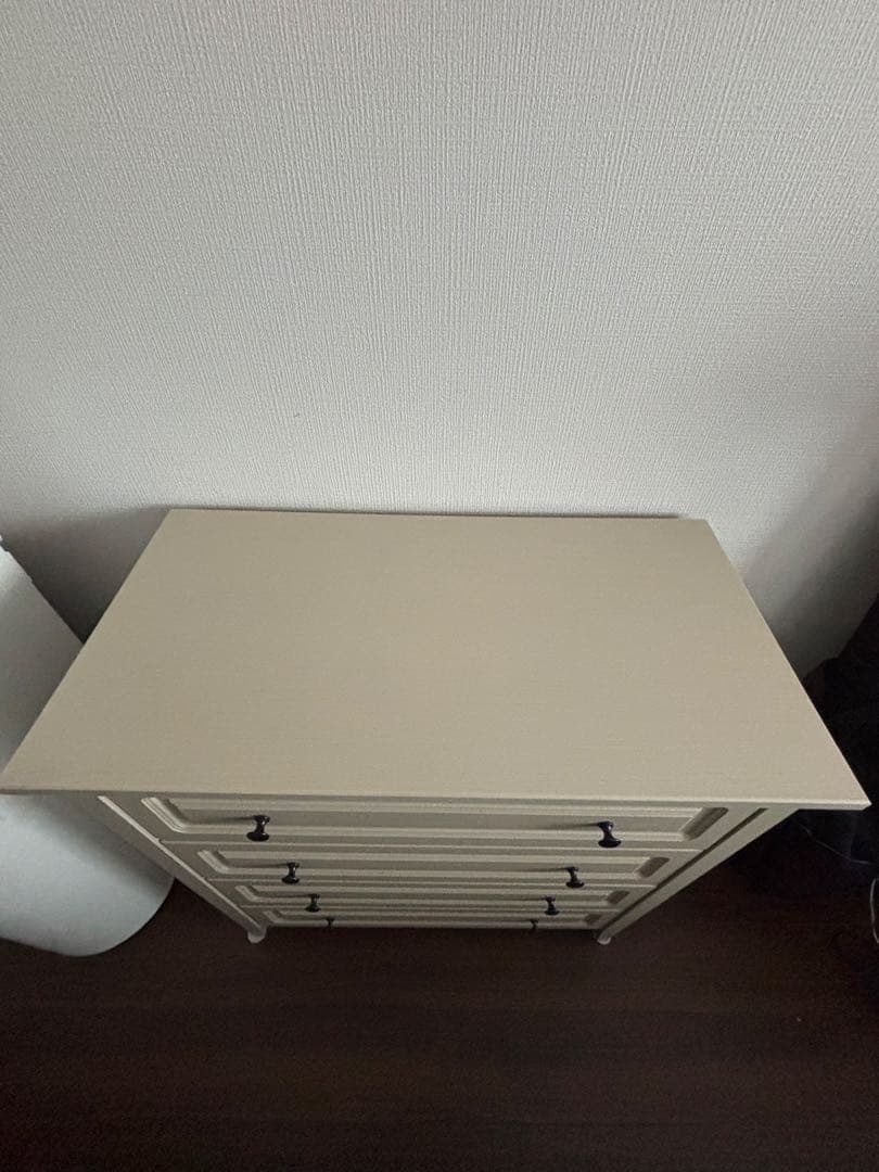 クリーム色の木製チェスト 4段