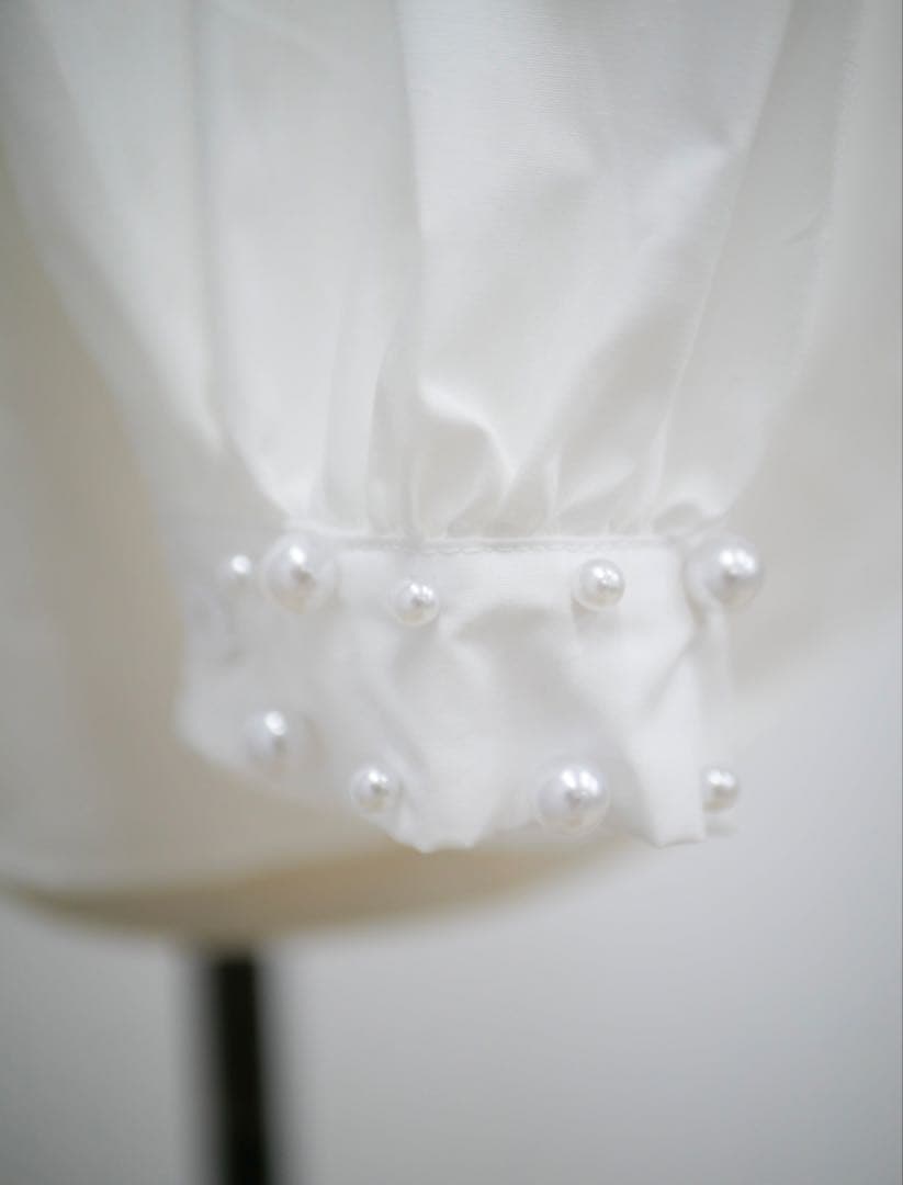 【Parum】2点おまとめ買いネックパールデザインフリルブラウス　ホワイト