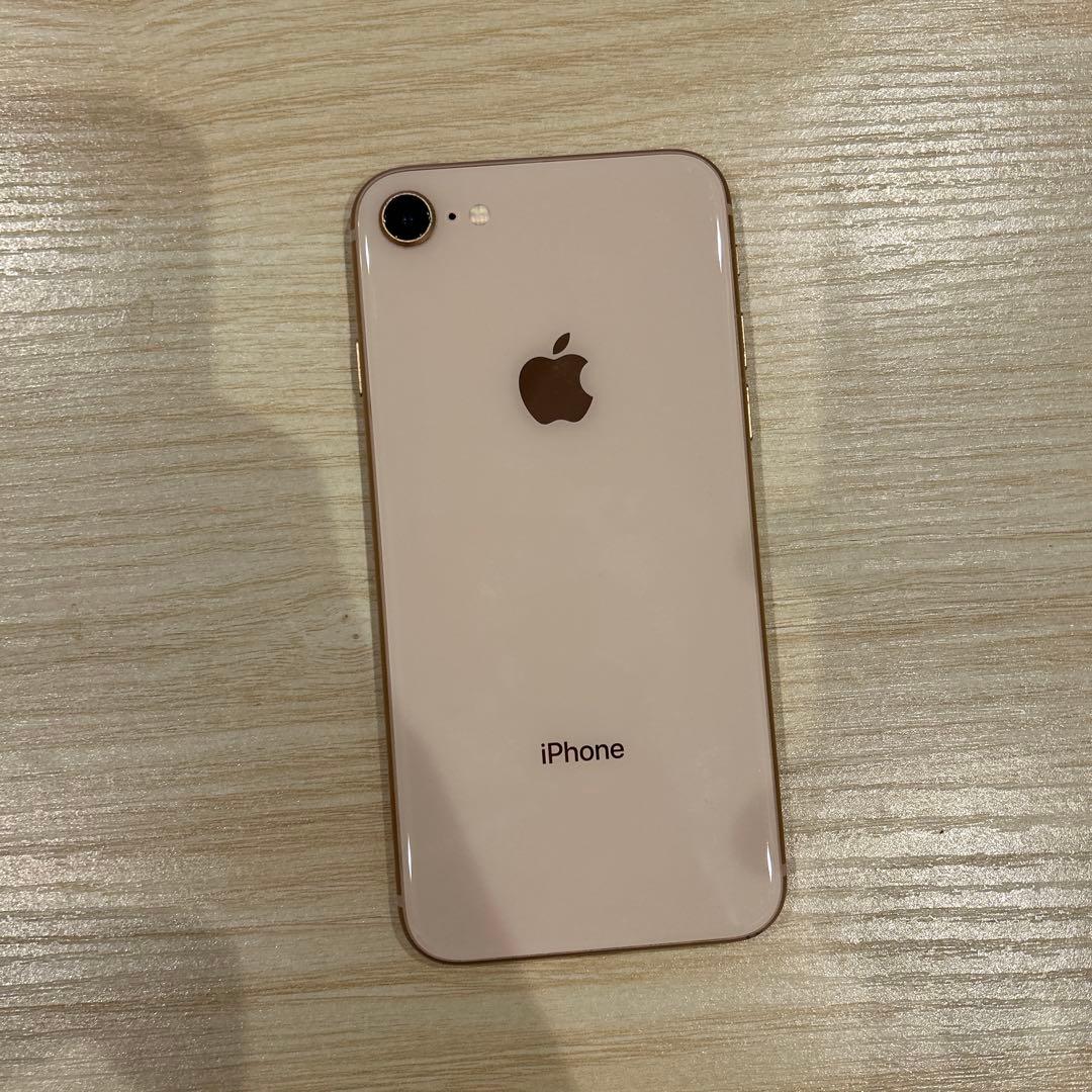 iPhone 8 ゴールド 本体 64G フィルムと画面外に傷あり