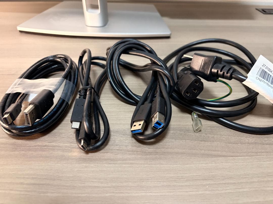 Dell U3223QE 31.5インチ 4K モニター