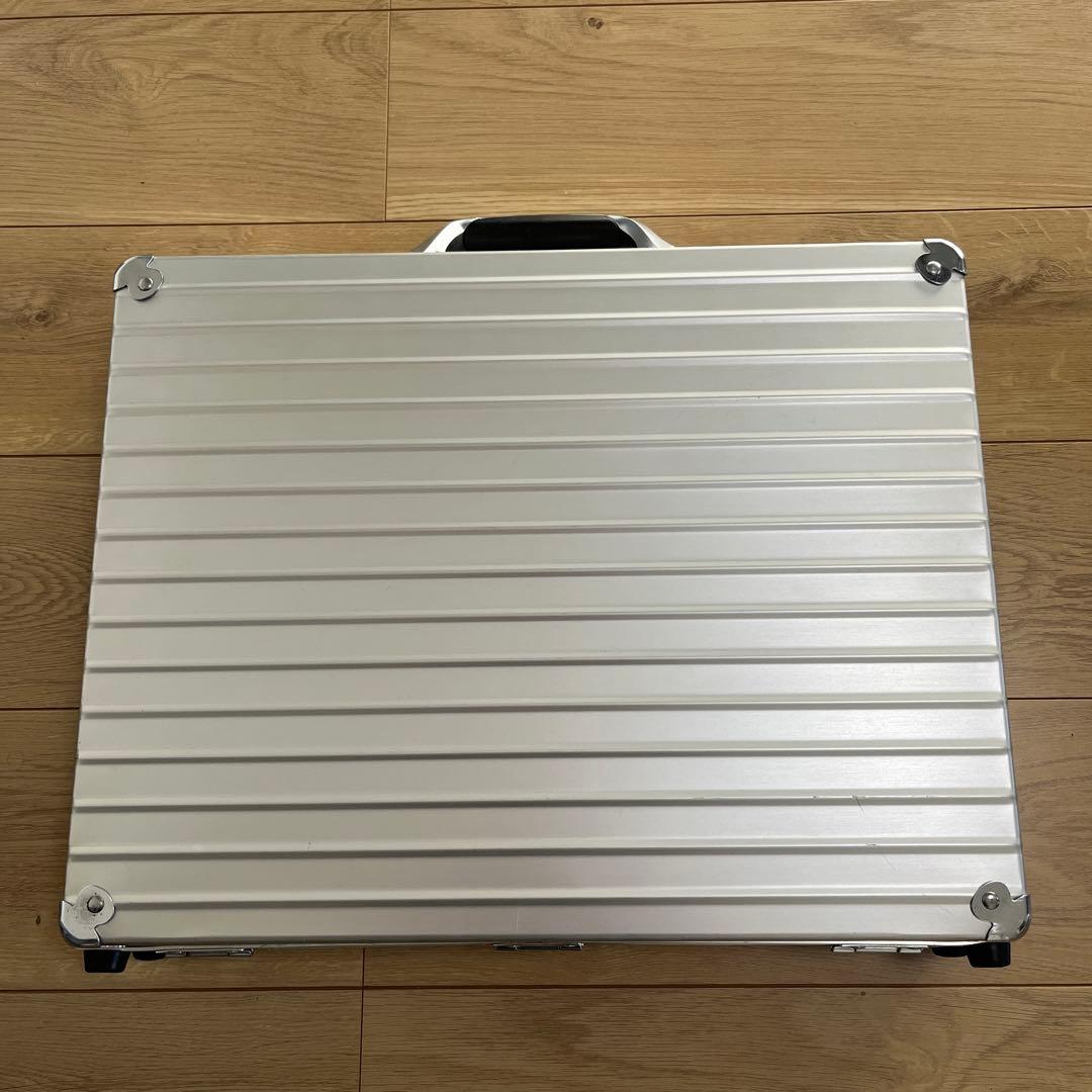 み*こ様 リモワ アタッシュケース アルミ シルバー トランクケース