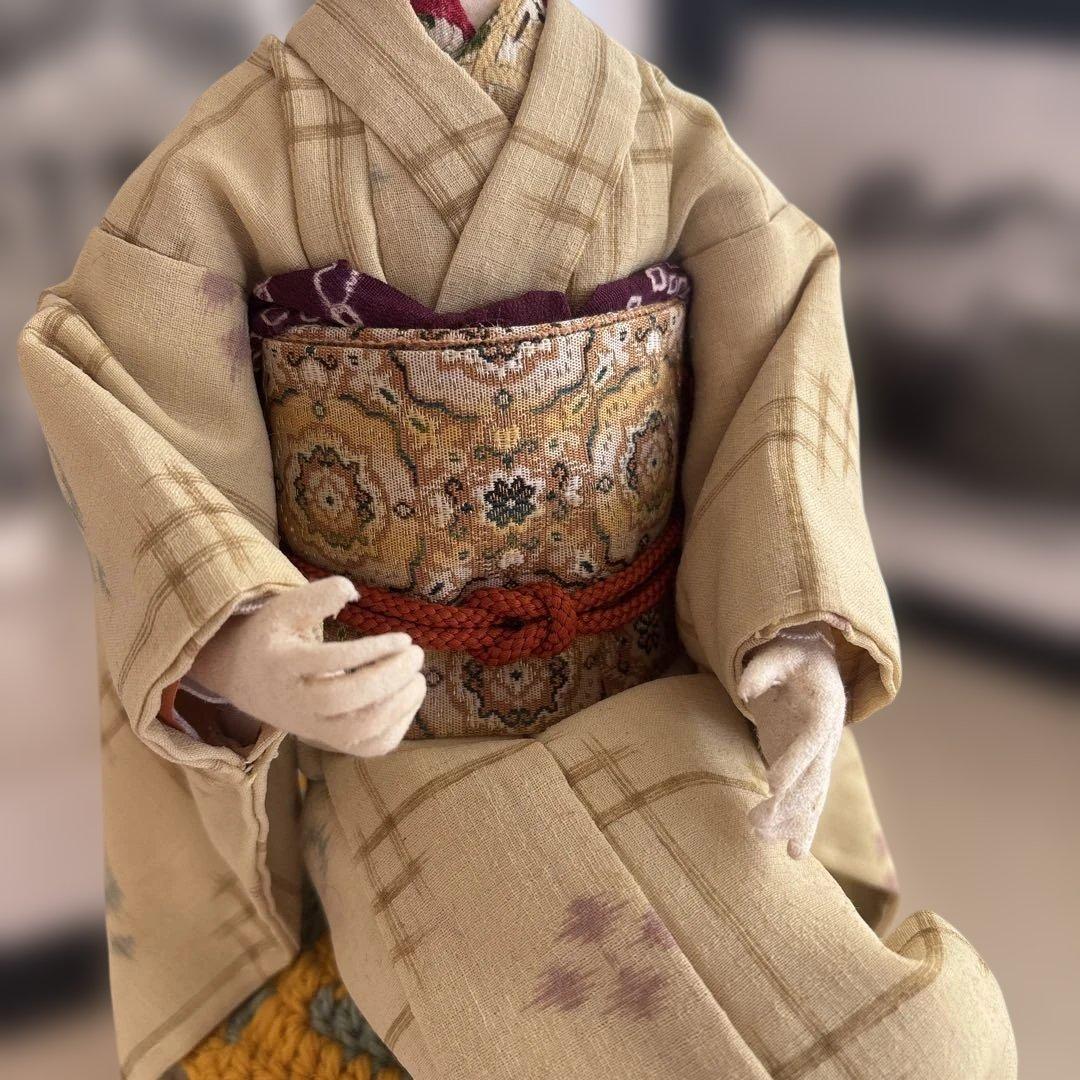 薄い黄色の着物の人形