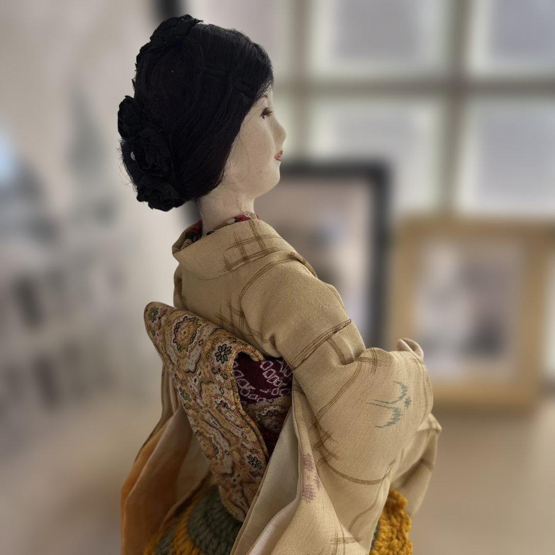 薄い黄色の着物の人形