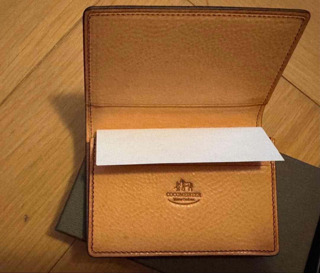 ココマイスターの名刺入れ。コードバンです。