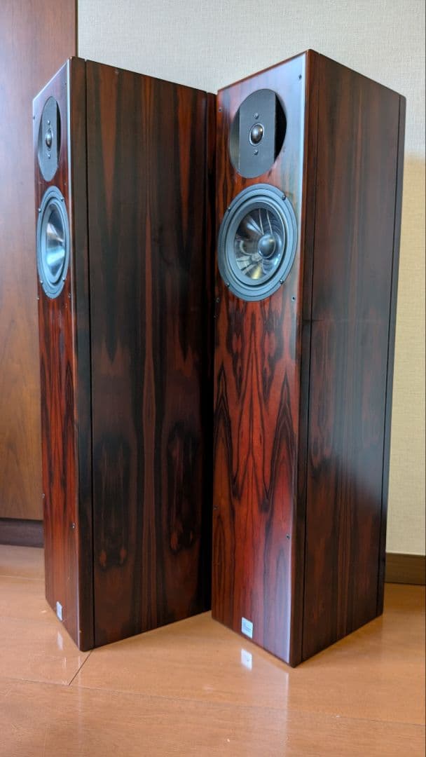 Vienna Acoustics Bach Grand VJ-1BG（左）