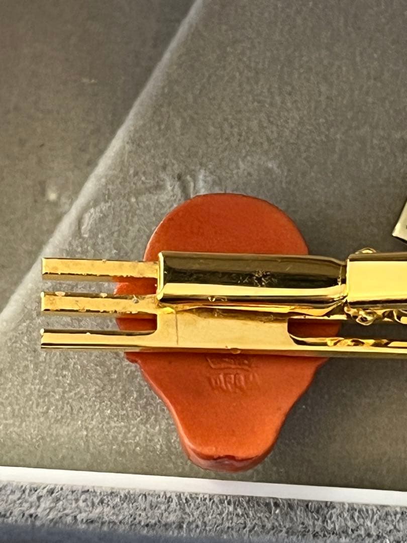 Toshikane 鬼のネクタイピン 陶器製