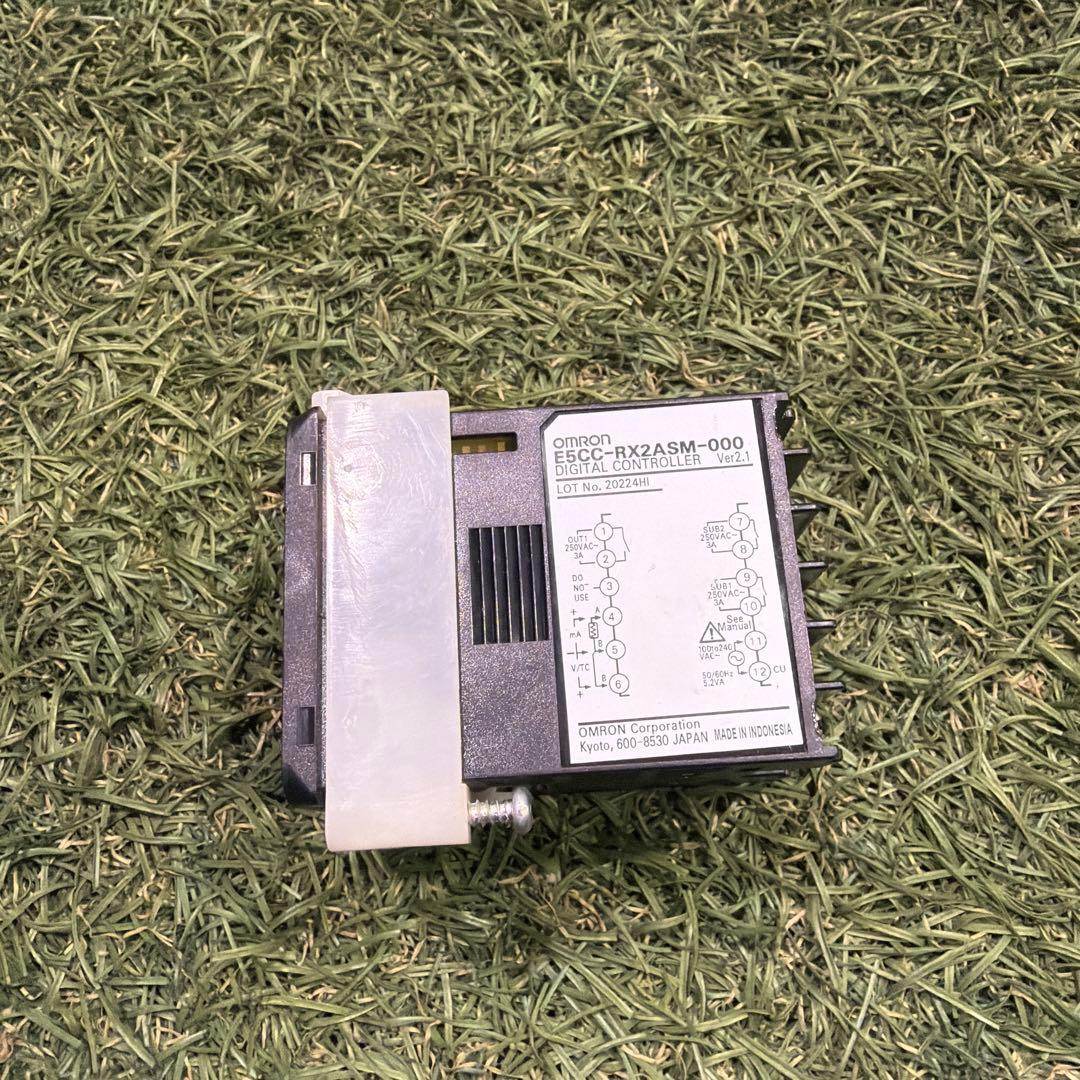 中古 OMRON E5CC-RX2ASM-000 温度調節器 動作保証