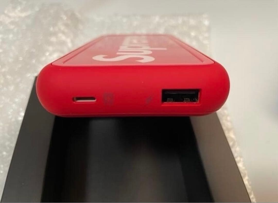 美品❗️Supreme モバイルバッテリー赤